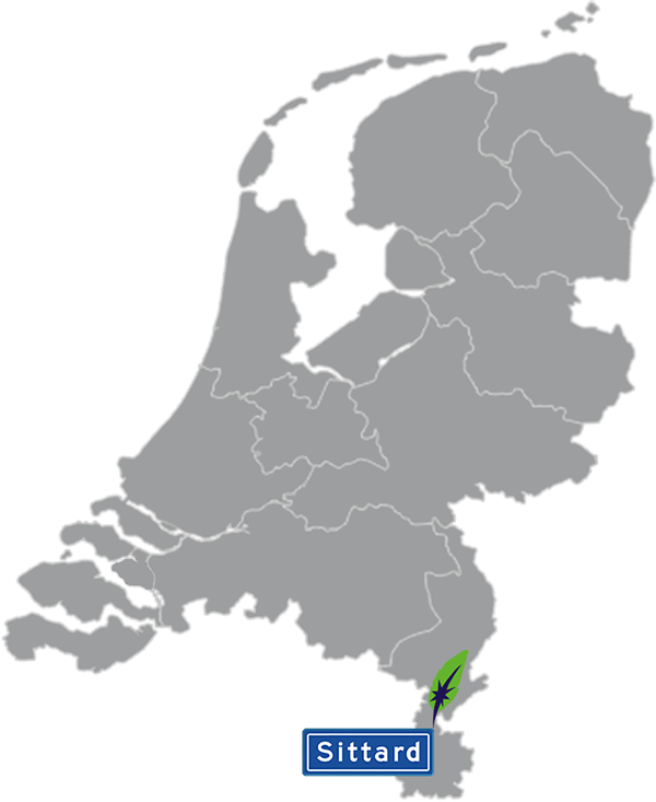 Grijze kaart van Nederland met Sittard aangegeven voor maatwerk taalcursus Duits zakelijk - blauw plaatsnaambord met witte letters en Dagnall veer - transparante achtergrond - 600 * 733 pixels